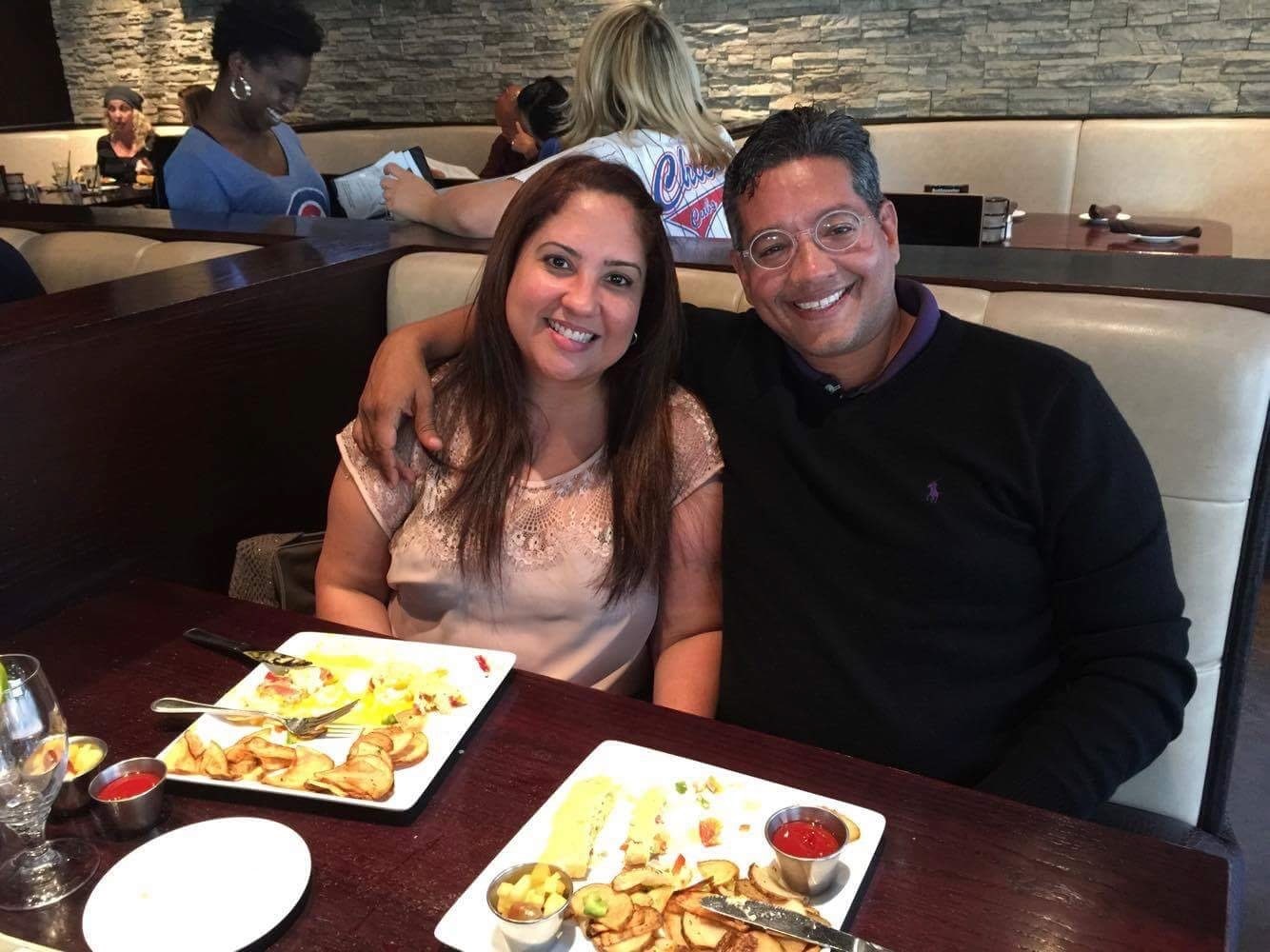 Niletzy y Richie sentados juntos en Sweetwater, al comienzo de su relación.