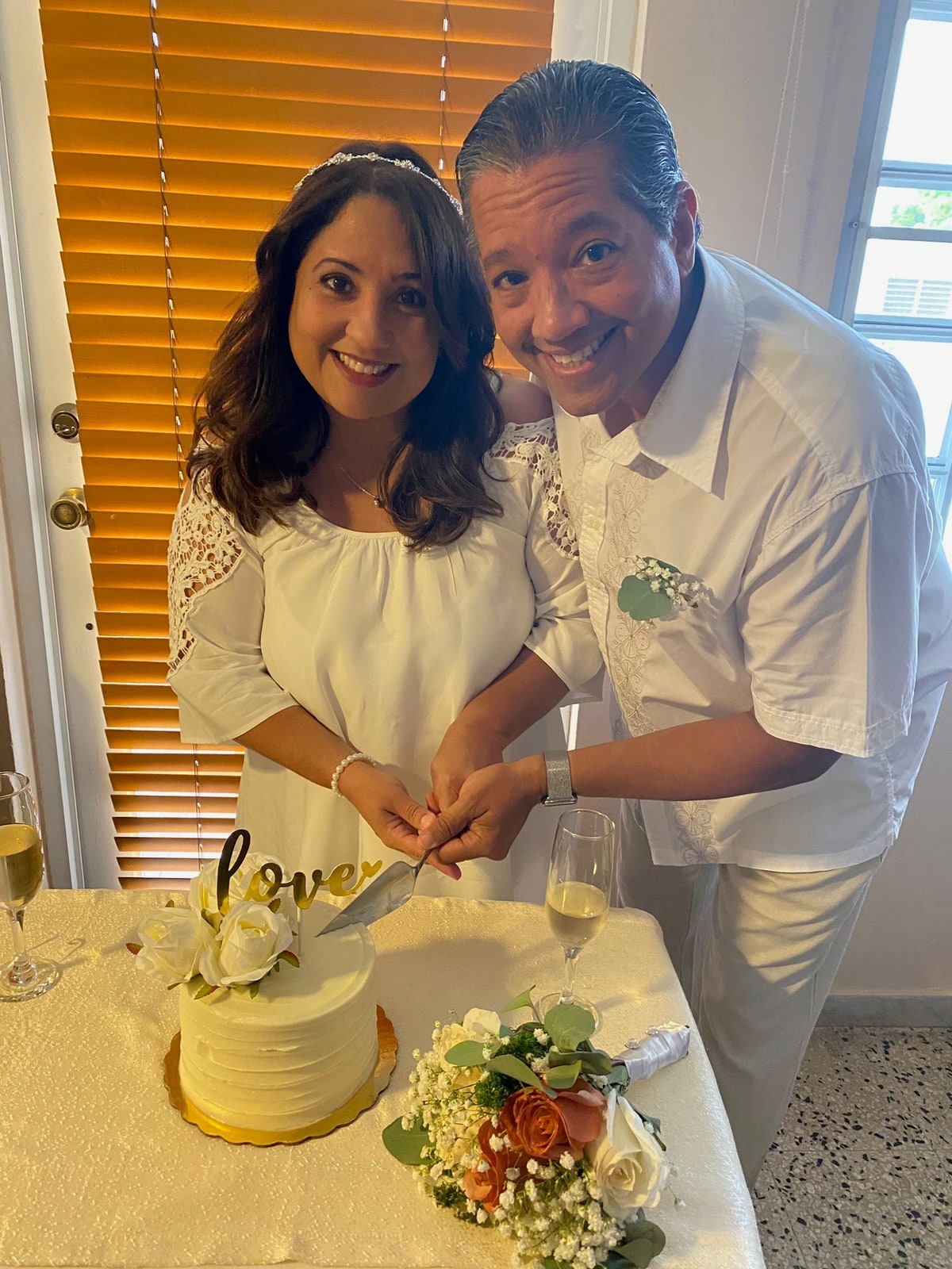 Niletzy y Richie cortan juntos el bizcocho en la celebración familiar de agosto de 2021.