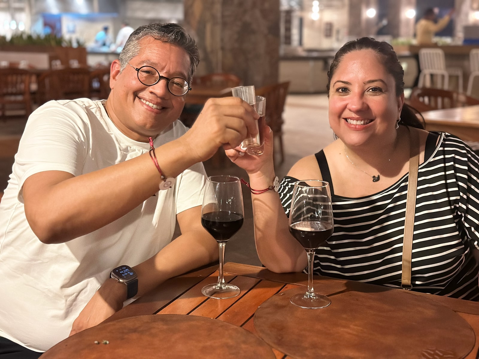 Richie y Niletzy brindan juntos en su luna de miel de 2024.